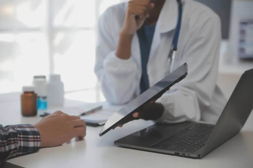 Kto płaci za zwolnienie lekarskie w firmie poniżej 20 osób? Wyjaśniamy zasady