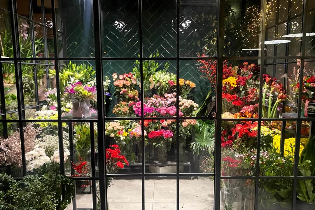 Ile można zarobić na kwiaciarni? Sprawdź realne dochody i koszty