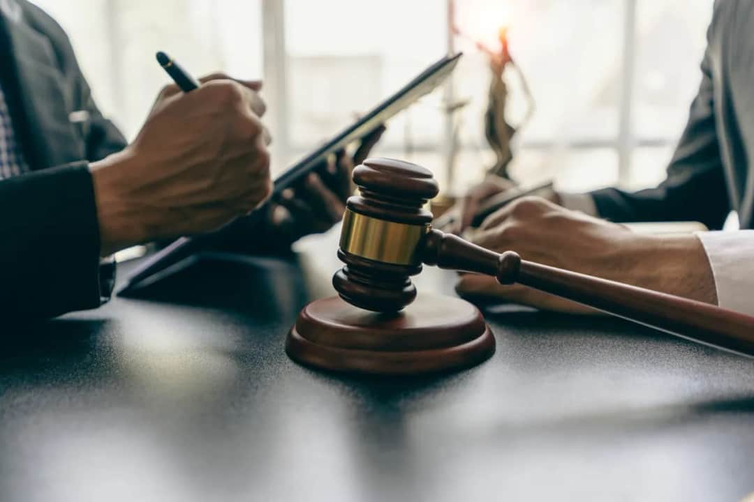 Czym się różni adwokat od radcy prawnego? Kluczowe różnice i fakty