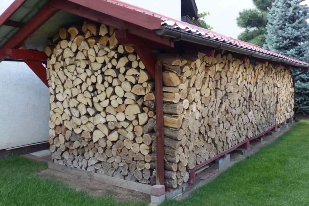 Ile można zarobić na sprzedaży drewna kominkowego? Sprawdź realia rynku